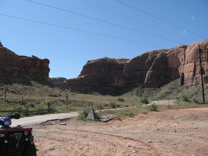 043. Let the scenery begin..we park near the trailhead for Cliffhanger, Kane Creek and Pritchett Canyon..jpg
