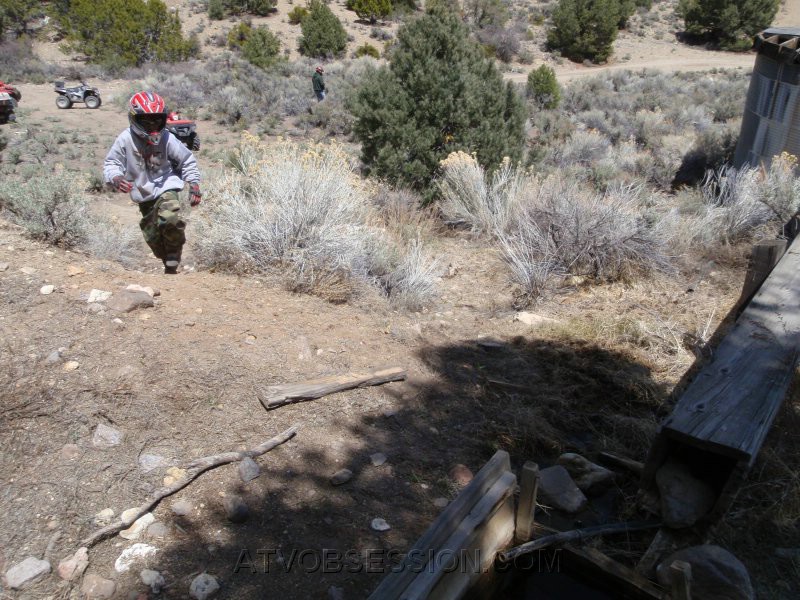 052. Kenan comes up to inspect..jpg